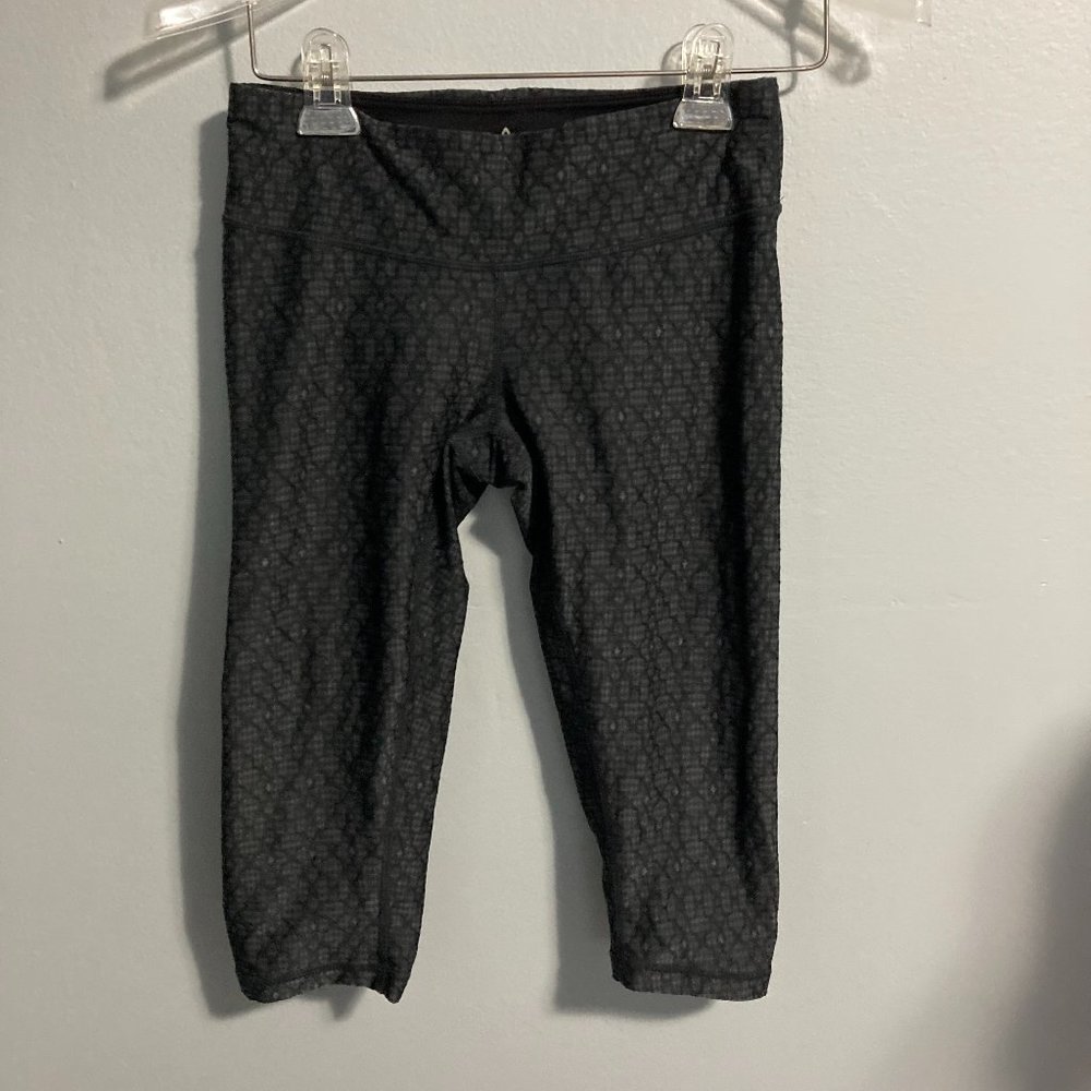 Prana Capris Leggings Black Geometric Patterned Ruching Size XS Key Pocket